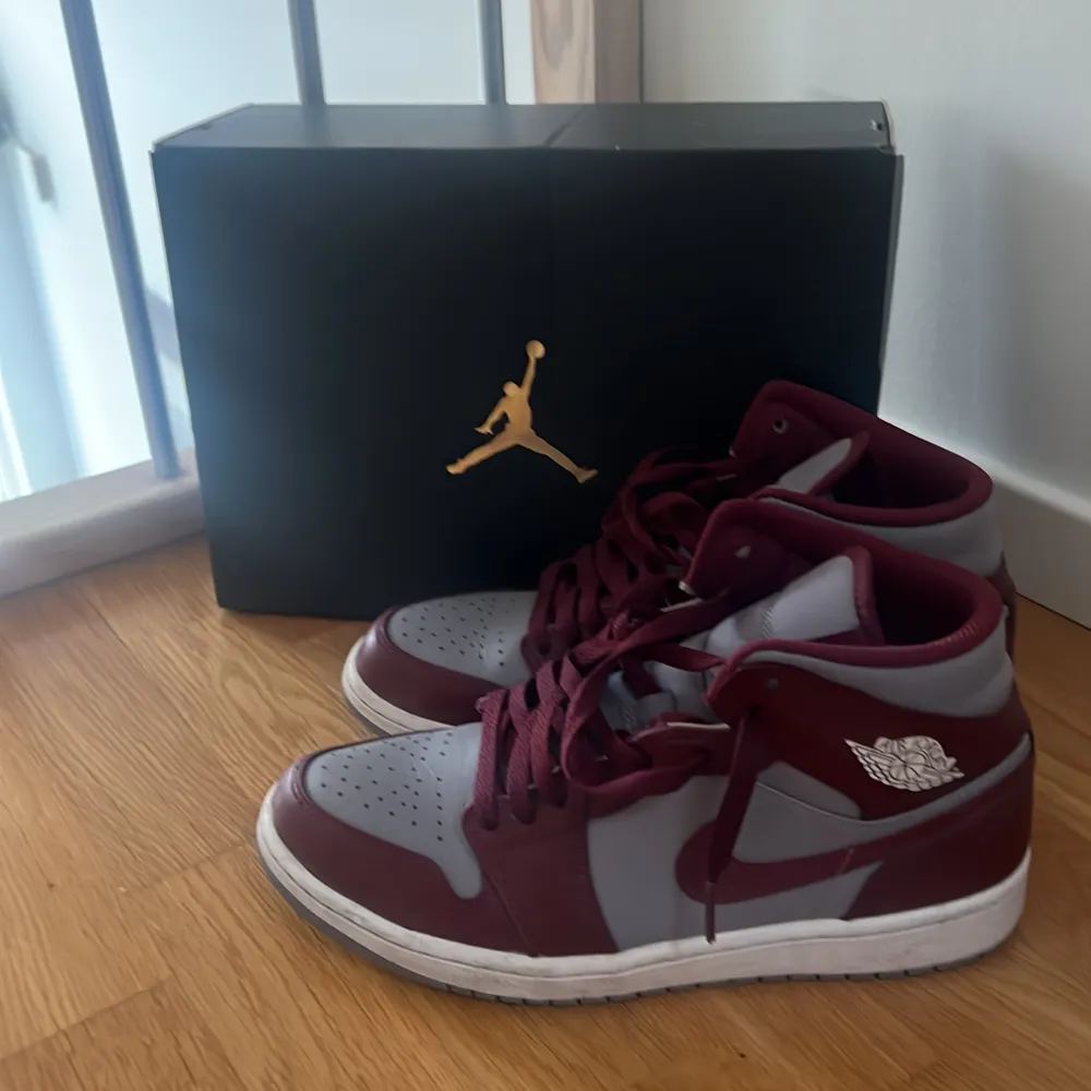 Säljer min air Jordan i 9,5/10 skick andvända 2 gånger säljer pga för små i storleken. Fråga om du skulle ha några frågor eller om du vill ha fler bilder . Storlek 42 köpta för 1600kr. Skor.