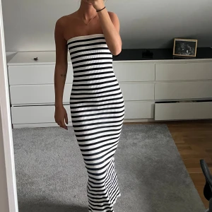 Tubklänning  - tubklänning från bershka med slits baktill