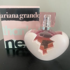 Ariana grande parfym - Bra skick lite använd 