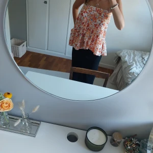 Blommig topp/ kjol - Säljer en superfin blommig kjol eller topp. super fin till både fest och vardag.❤️