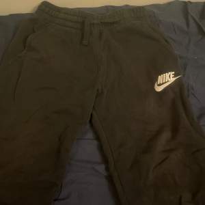 Nike sweatpants. Säljer för att de inte passar. Ganska bra skick. Storlek L i barn, 147-158.