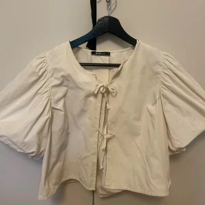 Puff sleeve blouse  - Nyskick. Använd fåtal gånger, ca 1-2 gånger. 