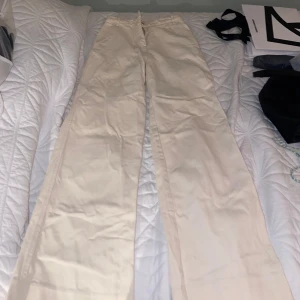 Jeans - Beige jeans från H&M i bra skick. Hör av er vid intresse eller ev frågor!💌☺️