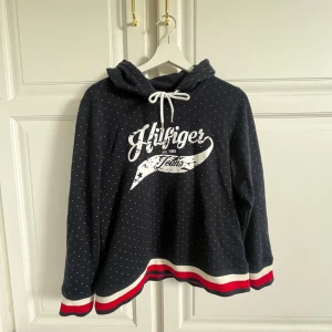Tommy Hilfiger Hoodie - Snygg mörkblå hoodie från Tommy Hilfiger! Endast använd fåtal gånger därav som ny. Står storlek M i men skulle säga att den passar som en XS/S dam❣️