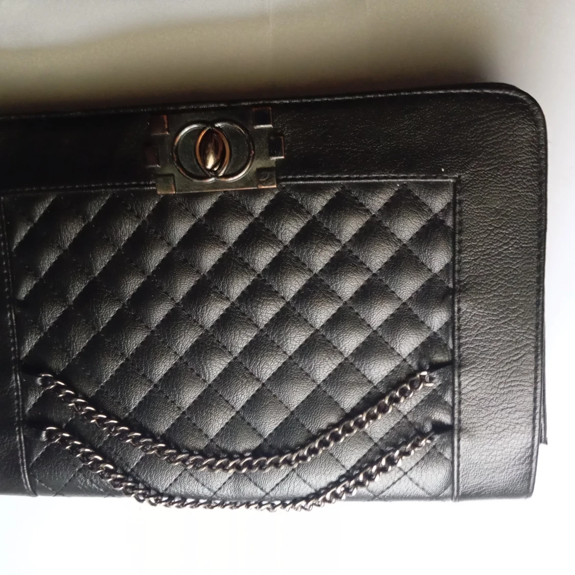 Svart quiltad handväska med kedjedetalj