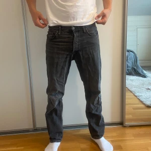 Mörkgrå jeans - Bra skick, för små men passar i längden som 185