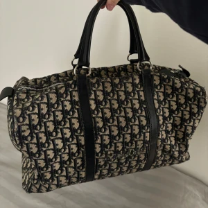Dior väska - Säljer då jag köpt en annan. köpt på plick för några månader sedan. Har inget äkthetsbevis men tjejen jag köpte den av säkerställde att den var äkta men att inget bevis finns då den är väldigt gammal/vintage. Den är lite sliten här och där, bra skick