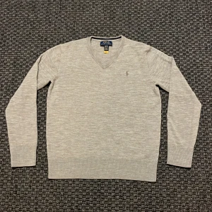 Polo Ralph Lauren Sweater - Jag säljer denna snygga Polo Ralph Lauren tröjan i riktigt fint ull då jag har vuxit ur den! Skick 9/10, inga defekter. Jag svarar snabbt, så det är bara att höra av sig vid minsta fundering!