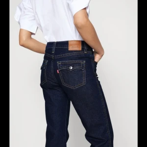 Levis lågmidjade jeans  - Säljer mina jättefina jeans från Levis. Har använt den få gånger. För flera bilder skriv privat. Kan sänka priset vid snabb affär 💛💛 Obs jag är ca 163 cm lång. 