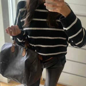 Randig stickad  - Svart och vit randig stickad tröja från nakd 