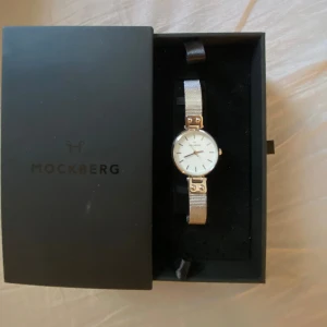 Mockberg klocka - Aldrig använd, säljer då jag fick en annan🥰 Nypris: 1400kr