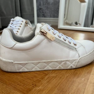 Clou comfort skor - Säljer dessa clou comfort skorna pga att dom är för små. De är helt nya skosnören på❤️ De är i okej skick. Använt ett par gånger. Dom passar personer som har storlek  ca 35-38❤️