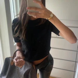 Stickad tshirt - As snygg stickad t-shirt som är figursydd allra längst ner vilket gör att den sitter så fint på 