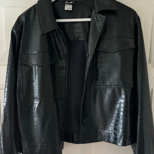 Skinnjacka  - Fin jacka med ormmönster, fint skick har bara inte användning för den längre. Inte helt säker vart den är ifrån med tror den är från ONLY 