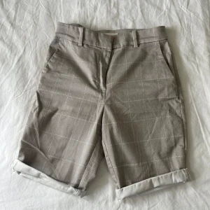 Kostymshorts  - Sparsamt använda i en grå/brun/beige färg