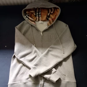 Burrberry kofta  - Helt ny burrberry kofta ny pris 5500kr mitt pris 2000kr :- 