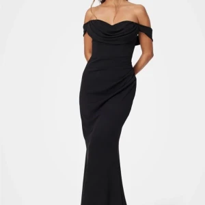 Balklänning  - Säljer min fina balklänning från Bubbleroom. Jag är 177 (utan klackar) och den slutade över fötterna på mig som bar klackar.  Den är endast använd 1 gång och ser helt ny ut. Köptes för 1099 kr. Kan skicka fler bilder om så önskas!