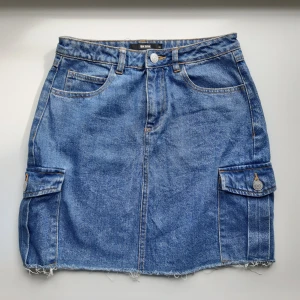 Jeanskjol - Mörkblå jeanskjol med snygga fickor på sidorna. Har knappt använts, därav väldigt bra skick. Skriv vid frågor. 😊