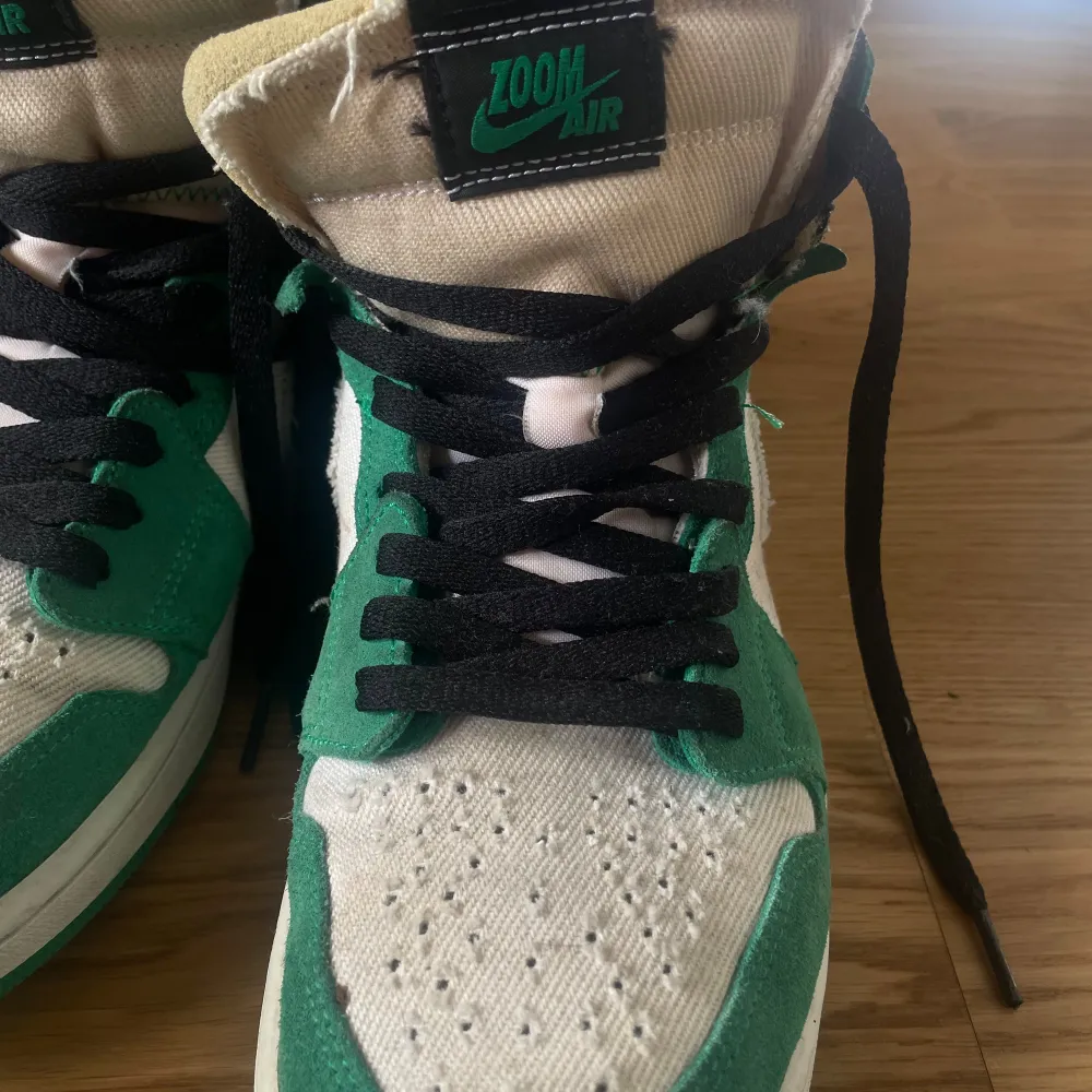 Jordan 1s från Zoom CMFT kollektionen som innebär en skönare passform och material. Grönvita i färg, felfria i skick. Storlek 43. Kengät.