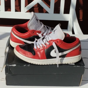 Jordan 1 Low Chicago Flips DC0774-603 - Säljer ett par Air Jordans, tecken på användning finns (se bilder) men dem har mycket mer att erbjuda!  Box tillkommer