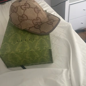 Gucci keps  - Gucci keps Köpt i London harodds förra året kepsen är annvänd ca 6 månader . Box dustbag och tags finns . Kvittot har ja tyvärr inte så pris kan förhandlas kom med prisförslag 
