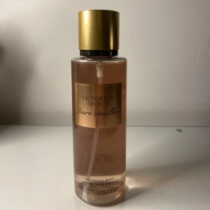 Bare vanilla Victoria’s secret body mist  - Denna jättegoda vanilj body mist från Victorias secret är oftast slutsåld och svår att få tag på, säljer för att den luktar som en annan mist jag redan har och vill inte ha två som luktar likadant 🤎🤍Pris kan diskuteras