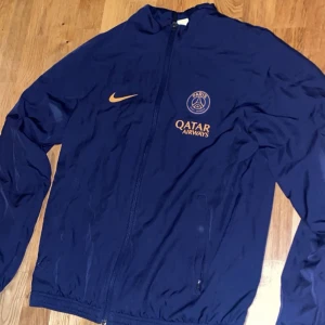 PSG Tracksuit - Säljer mitt PSG tracksuit set, köpt från JD för 1800kr, bästa möjliga skick och knappast använd, pris kan diskuteras😌✨