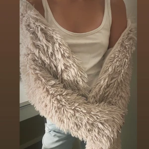Beige päls jacka - Asss snygg och perfekt till hösten! 