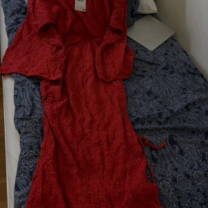 Strukturerad maxiklänning med dragsko - Har aldrig använt, köpte den och lämnade aldrig tillbaka den för jag är alltid lat. Storlek 42 men passar även 40, jätte fin. Priset kan diskuteras så klart.