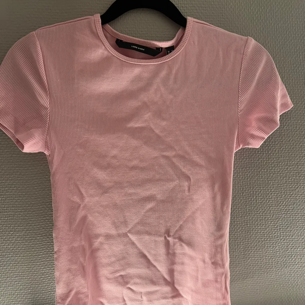 Tight rosa t-shirt från vero moda i storlek xs, tröjan han en mycket finare färg i verkligheten men bilden va mörk. Tränar är ny och aldrig använd. Toppar.