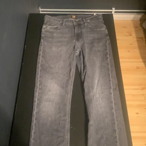 Lee jeans gråa - Lee jeans gråa regular fit. Skick 9/10