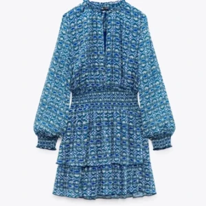 Blå volang klänning från zara - Säljer nu min slutsålda blå mönstrad volang klänning från zara som jag köpte förra året. Sparsamt använd och är i storlek S. Hör av er för egna bilder😇