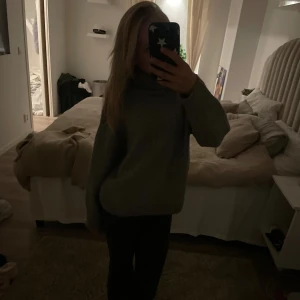 Zara stickad tröja  - Grå stickad tröja med krage från Zara. Aldrig använd, bra skick och super fin och mysig nu inför vintern😍