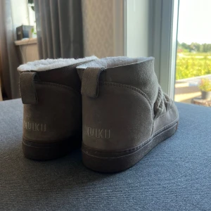 Inukii skor  - Säljer dem låga inukii Clasic bootsen i färgen beige strl: 42 Använda 5 ggr Nypris: 2900kr Mitt pris: 2000kr