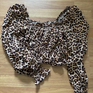 Blus - jätte söt leopard blus med långärmade ärmar, den har mycket fina detaljer som volanger längst ner vid ärmarna💕den är i storlek M men passar även S