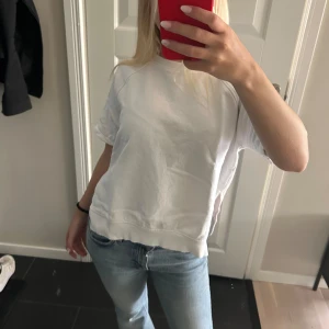 Sweatshirt hm - En så himla snygg vit sweatshirt från H&M, den har en slit på sidorna!! 