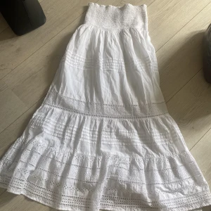 Vit lång kjol mönstrad  - Vit lång kjol mönstrad säljer den pgr av att jag inte använder den 