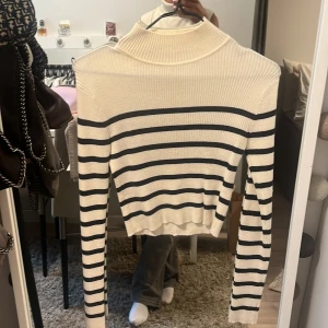 Så fin randig tröja - Sitter snyggt på kroppen och så fin