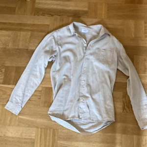 Grunt linneskjorta  - Grunt linneskjorta i beige. Xl barnstorlek i bra skick 800 i nypris