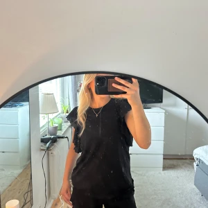 Svart Zara topp - Säljer denna otroligt fina zara topp. Mycket bra skick. Storleken är M men passar även S. Priset kan diskuteras och vid frågor så är det bara att kontakta mig☺️