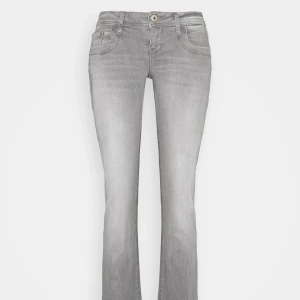Gråa Ltb jeans - Säljer dessa populära gråa Ltb jeansen i storlek 30/34! De är avklippta någon cm så de passar någon som är mellan 169-174 ish och skulle säga att de sitter som en ca 38 i midjan 💓 Jättebra skick i övrigt och inte mycket använda