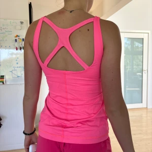 Lululemon träningslinne med inbyggd bh  - Väldigt bra skick! Går inte att hitta i butik längre 