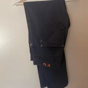 Dondup George jeans - Säljer dessa tvär feta jeansen från dondup i modellen George med slitage 💯💯skick 10/10 storlek 34👍👍kp för prisförslag byten mm👍