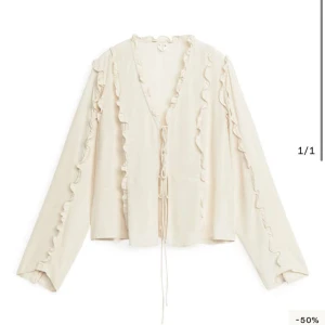 Blus Arket  - Skiittt snygg blus från arket som tyvärr aldirg kommit till användning. Nypris ca 750kr💕💕💕💕