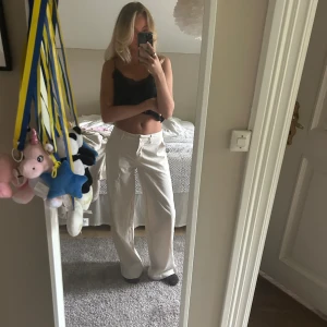 Venderbys linen trousers - cream - Helt oanvända supersnygga linnekostymbyxor från venderbys! Säljer då de inte kommer till användning💗Väldigt ljust beiga, nästan vita! Köpta för 570 kr