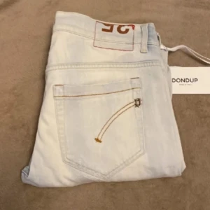 Dondup George jeans - Säljer dessa helt nya dondup George jeansen med en fet wash💯storlek 35 men sitter mer som 32👍👍kp för minsta lilla fundering💯