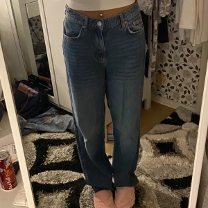 Blå jeans med rak passform - Säljer ett par mörkblåa jeans med rak passform från Gina Tricot. De är högmidjade strl 34