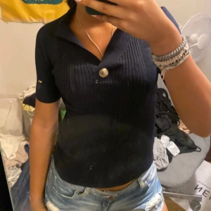 Marinblå tommy hilfiger tröja  - Tröjan är använd ca 2-3 gånger men har inga skador! Säljer den då jag inte använder den så mycket! Originalpris 900kr