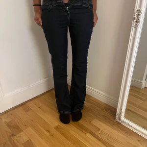 Low waist bootcut jeans  - Blåa jeans med fin detalj på bakfickorna. Lågmidjat. Passar för någon som är 163/165 ish. Knappt andvända. Inga defekter. Säljer för att de inte passar mig.