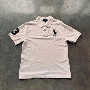 Ralph lauren pike - En tvär fet piké i bra skick🤩 Den passar i storlek XS🎉👍 Nypriset på denna piké är 1500kr!🤑🤩 Medan jag säljer den för 350kr!!💸💸 !(Priset är inte hugget i sten)!  Vid minsta fundering så kan du kontakta mig!!!🤑🤑💸💸🤩